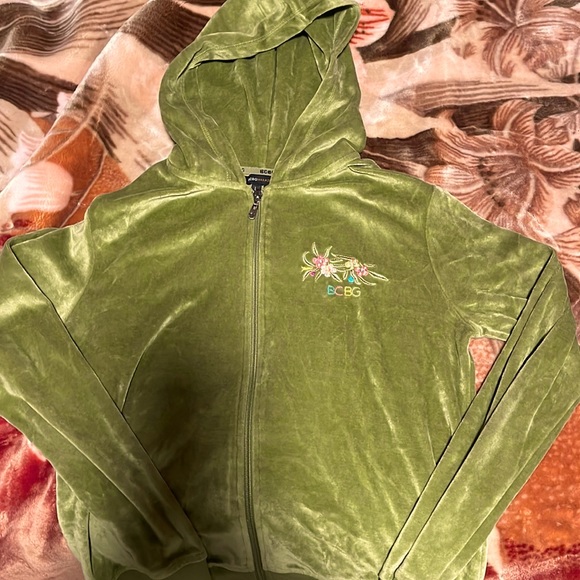 I’m selling this cute vintage sweater with designs - Picture 1 of 4